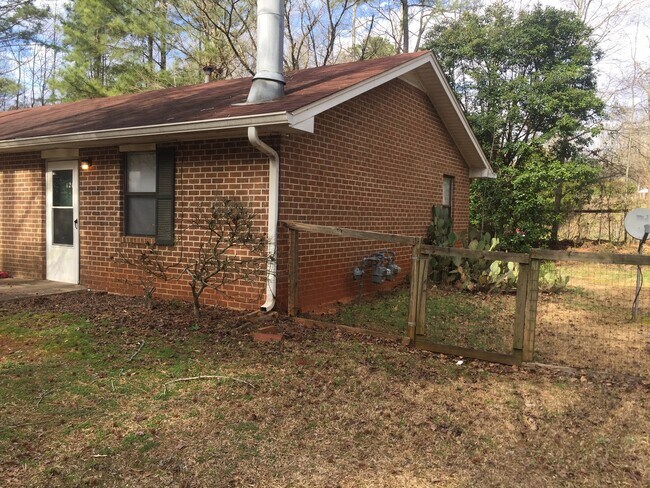 Building Photo - 2 BR 1 BA Eastside Duplex!
