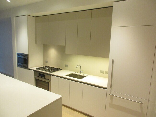 Building Photo - Vista Condominiums - 1 bedroom/1 bath Pearl District condo w/parking/storage/amenities/most utili...