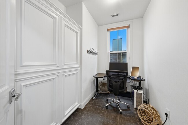 Building Photo - 4923 Palmetto St