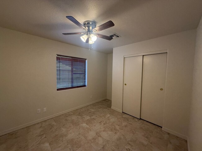 Building Photo - 3 Bedroom 2 Bathroom Home