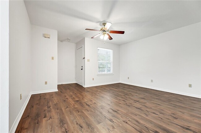 Building Photo - 1201 Autumn Cir