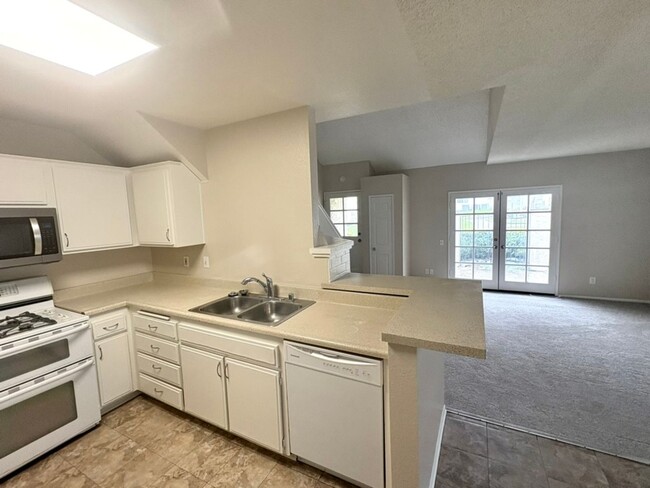 Building Photo - Beautiful Upland Townhome for Lease