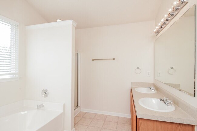 Building Photo - 12529 Oakton Hunt Dr