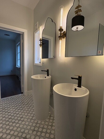 Building Photo - 5553 Little Falls Rd