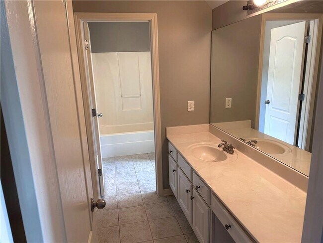 Building Photo - 4901 Planters Walk