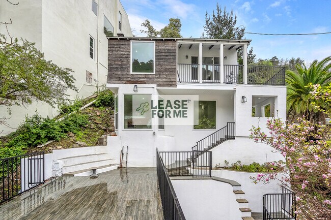 Building Photo - 9848 Portola Dr