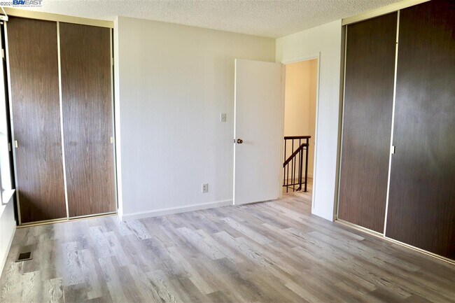 Building Photo - 5554 Roundtree Common