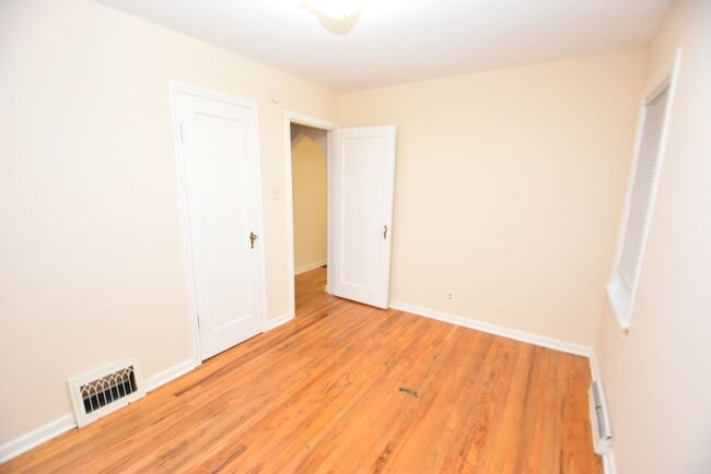 Building Photo - 4 bedroom 2.5 bath South Bend home on larg...