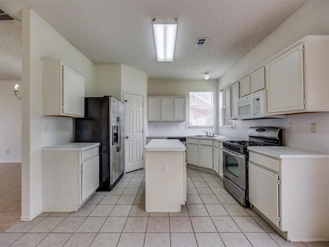 Building Photo - 833 Bellflower Dr