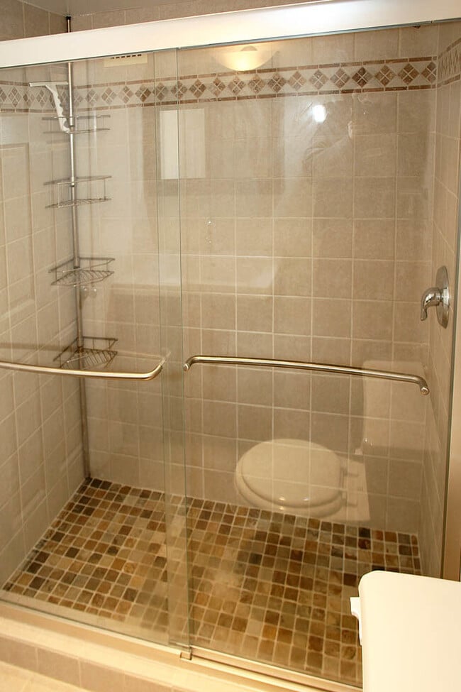 Building Photo - Large 2br/2ba - All utilities included in rent