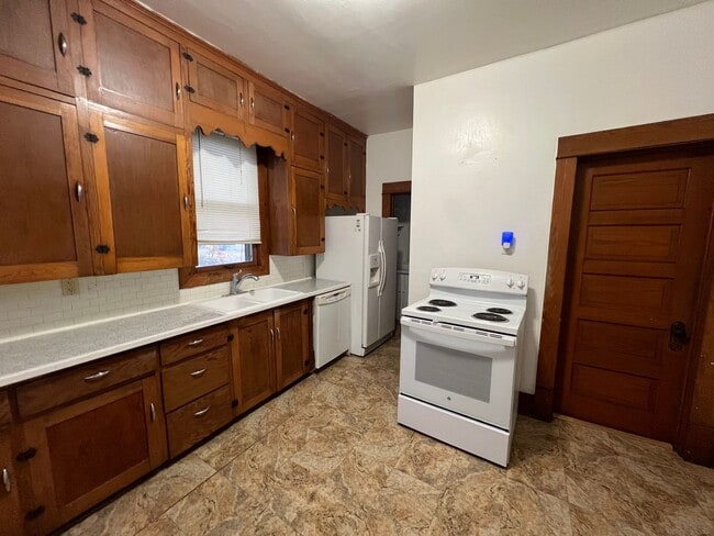 Building Photo - 2 Bedroom 1 bath house located near downto...
