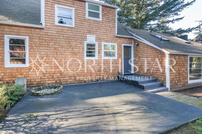 Building Photo - Newly Remodeled Lake Oswego Cottage With Lake Access.