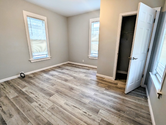 Building Photo - !! MOVE IN SPECIAL: $300 OFF on 1st Month'...