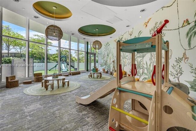 Building Photo - 700 NE 24th St