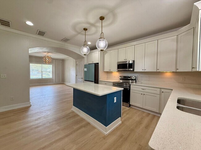 Building Photo - Newer-build Norfolk Home on Corner Lot