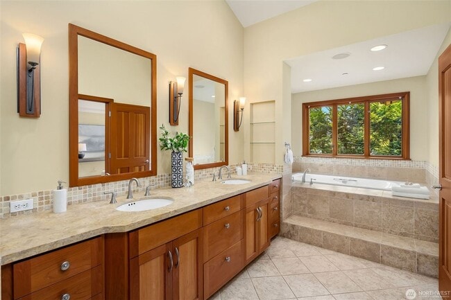 Building Photo - 5bd/4ba Mercer Island Home