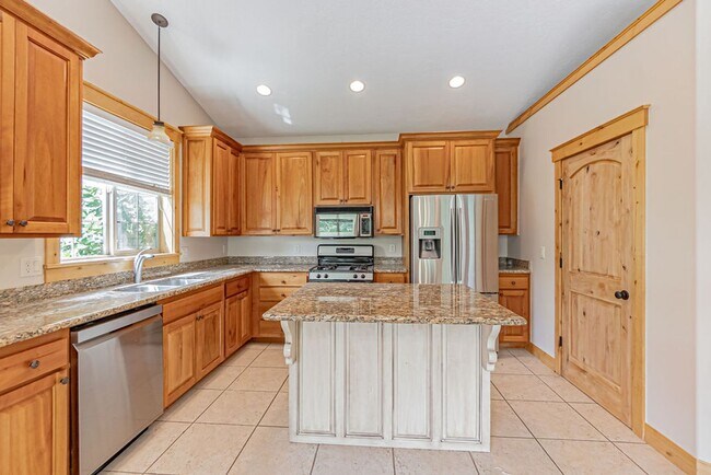 Building Photo - Beautiful- 5 bed/3 bath, 3 car garage and ...