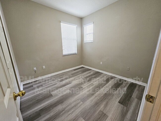 Building Photo - 1065 Viewpoint Way