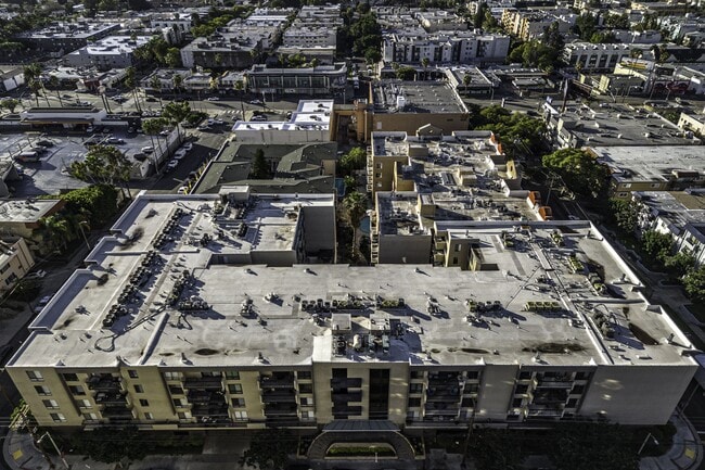 Building Photo - 7320 Hawthorn Ave