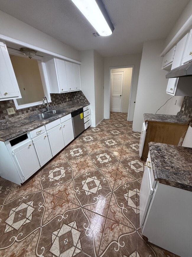 Building Photo - AVAILABLE NOW!! 3/2/2 near west end and LCU