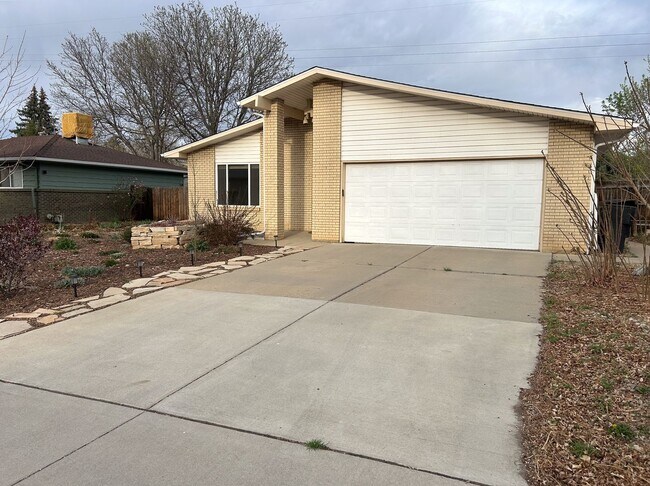 Building Photo - Wonderful Large 5 Bedroom House with Fenced Back Yard and 2-Car Garage