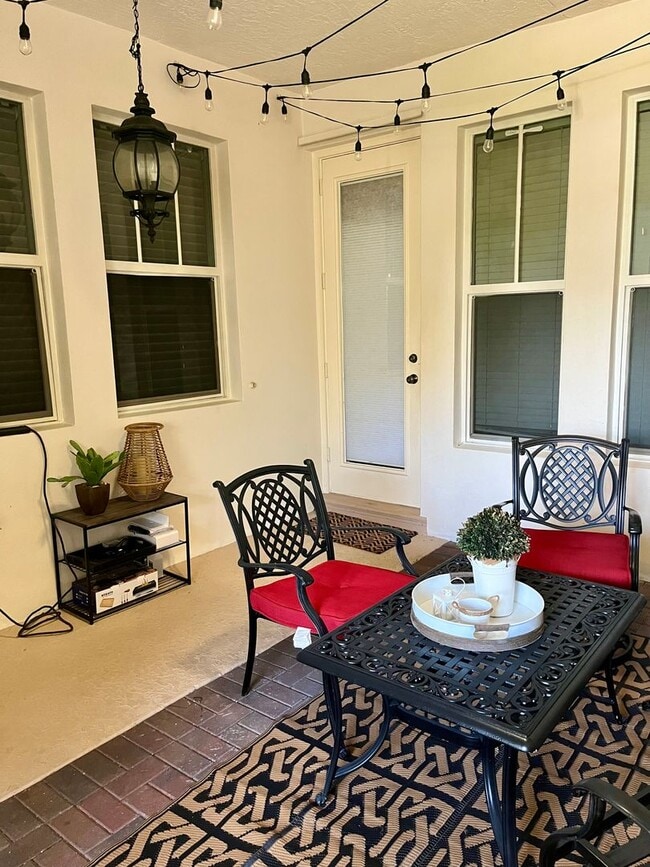 Building Photo - Tradition Townhome with 3 bed/2.5 bath/2 car garage