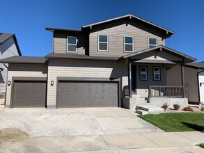 Building Photo - Exquisite 3 Bed 2.5 Bath Single Family Hom...