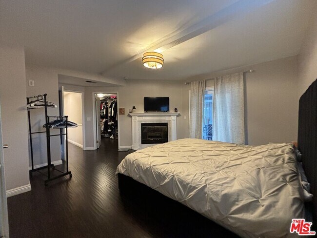 Building Photo - 10824 Paso Robles Ave