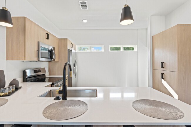 Building Photo - 1479 W Hendon St