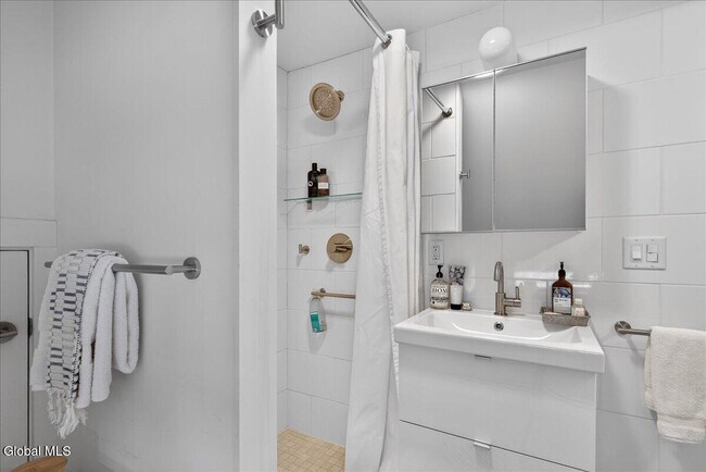 Building Photo - 5 Swanner Ln