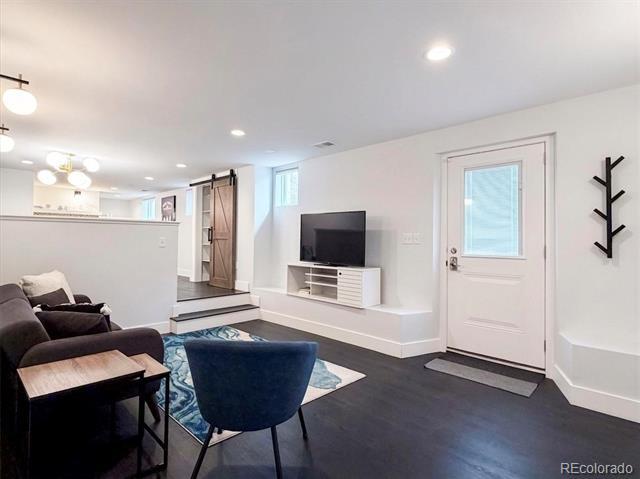 Building Photo - 736 York St