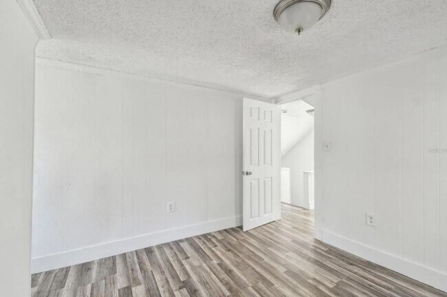 Building Photo - Housing Voucher Accepted: Charming 4-Bedroom Home in Saint Petersburg