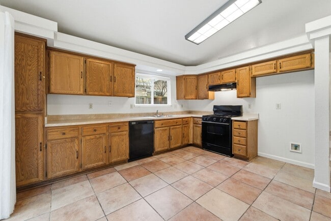 Building Photo - Olivehurst Living: 4 Beds, 2 Baths with Easy Commuting