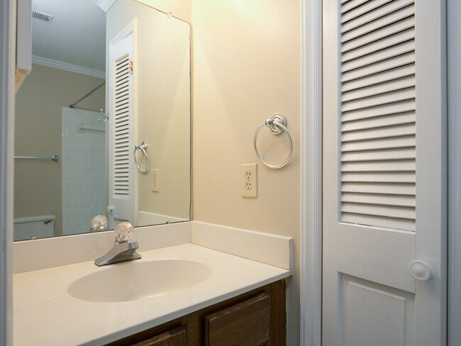 Building Photo - Charming 2BR & 2.5BA Townhome with Dual Primary Suites in Woodstream Glen