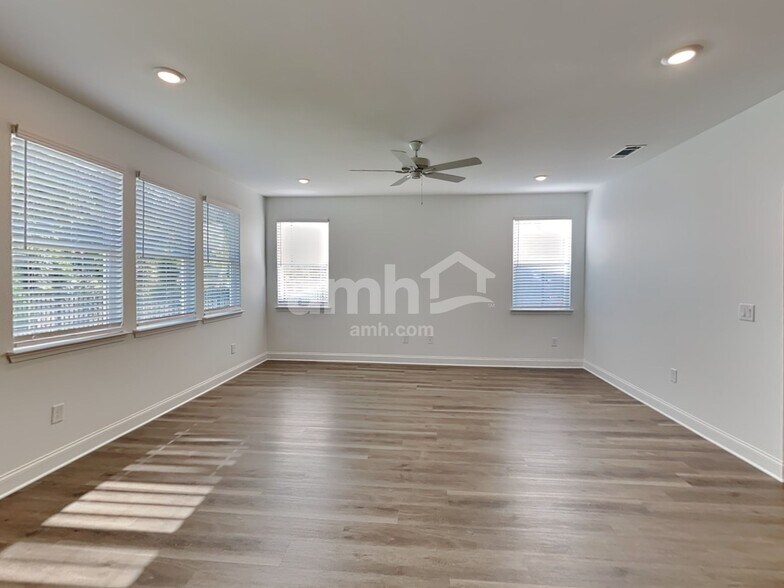 Building Photo - 30 Hickory Ct