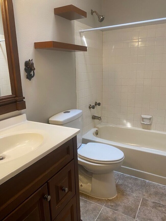 Building Photo - 3 Bedroom Tri-level in Woodland Hills