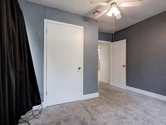 Building Photo - 4001 Meadowview Dr