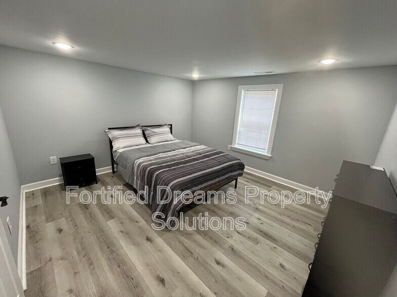 Building Photo - 551 Ridgeway Cir