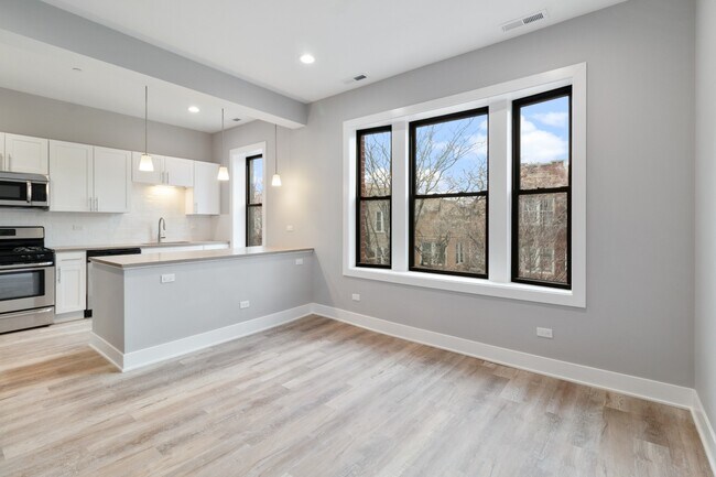 Building Photo - Top Floor, Gorgeous West Town 2bd/2bth, Avail August 8th!