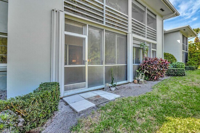Building Photo - 2320 SW 22nd Ave