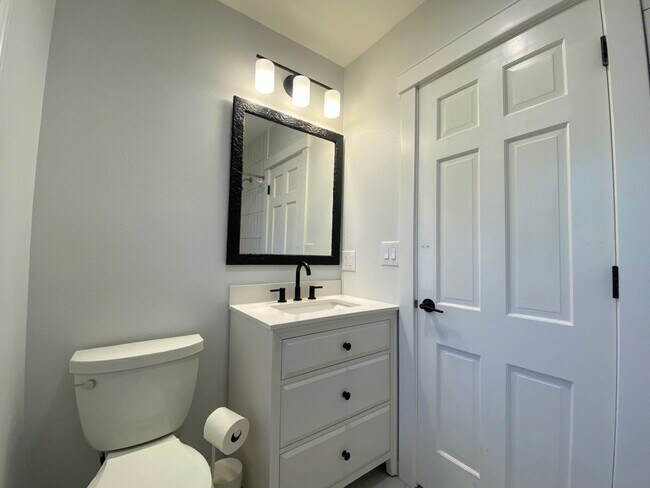 Building Photo - Gorgeous 2 bed home on the lake!!!