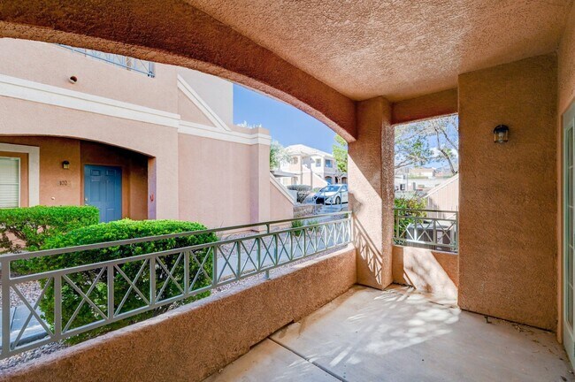 Building Photo - Beautifully Designed 2 Bedroom Condo in North Summerlin!