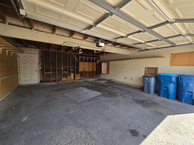 Building Photo - 560 Greenbriar Townhouse Way