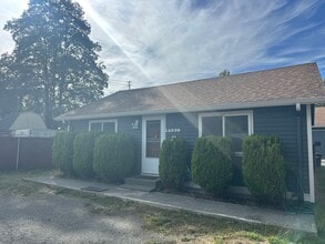 Building Photo - SeaTac rambler ready for its next residents!
