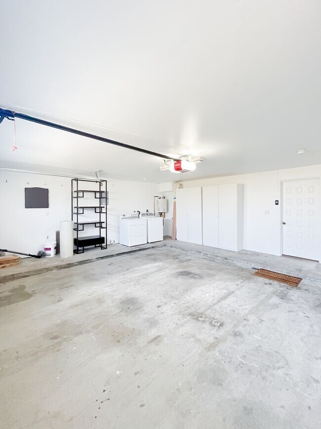 Building Photo - Breathtaking 2-Bedroom Townhome with 2-Car...
