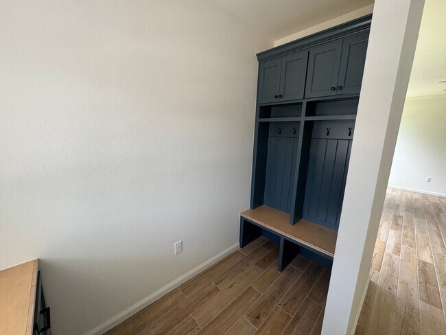 Building Photo - 3 bed 2 bath 2 car in  bungalow Heights, b...