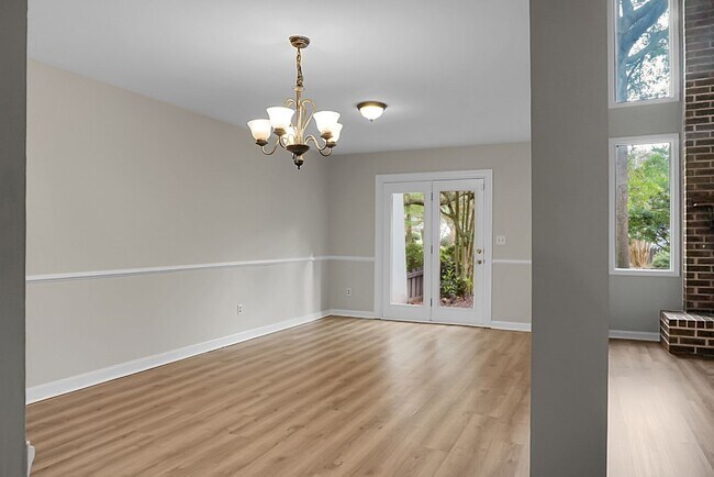 Building Photo - Spacious, Newly Renovated Villa Overlookin...