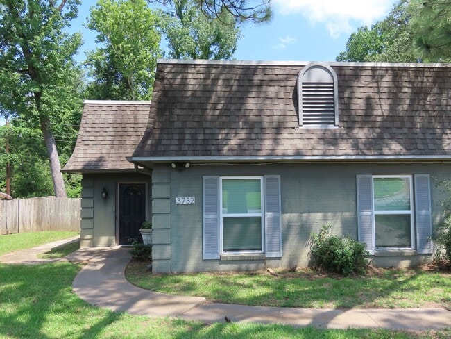 Primary Photo - Spacious 3 Bedroom, 2 Bath Duplex in Tyler!
