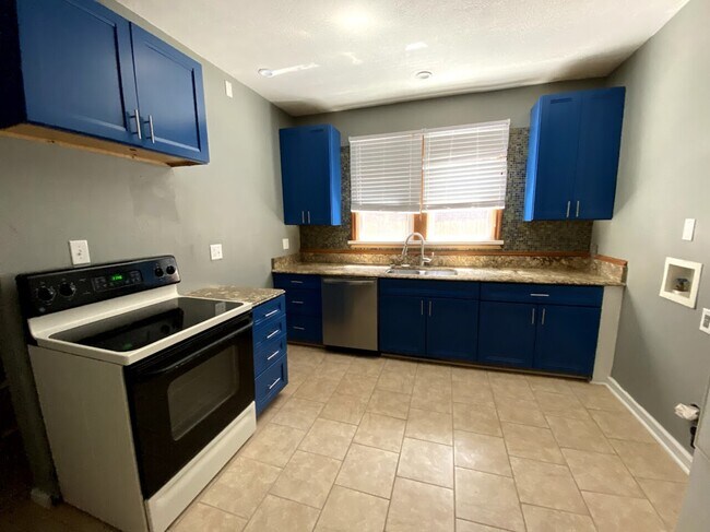 Building Photo - 817 Ferdinand Ave Sw