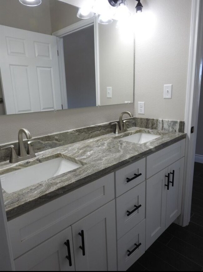 Building Photo - 400 Pitaya Ln